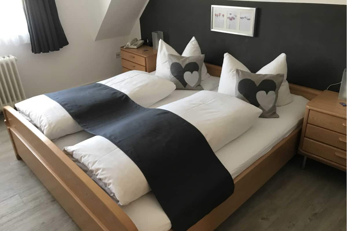 Standard-herbergi með tvíbreiðu rúmi | Rúmföt af bestu gerð, rúm með memory foam dýnum, skrifborð