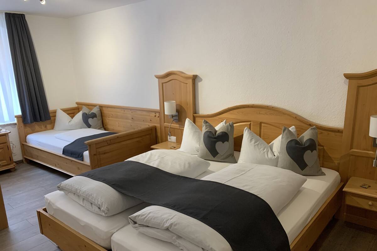 Habitación cuádruple estándar | Ropa de cama de alta calidad, colchones viscoelásticos, escritorio