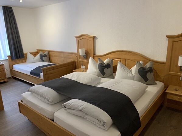 A hotel room with two wooden beds, each with a nightstand and a lamp. - Gasthof ZUM Waldstein (Zell im Fichtelgebirge)