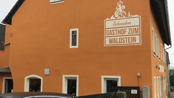 Un edificio con un letrero que dice "Schneiders Gasthof Zum Waldstein".