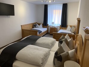 Standard Quadruple Room | Premium bedding, memory-foam beds, desk, laptop workspace - Gasthof ZUM Waldstein (Zell im Fichtelgebirge)