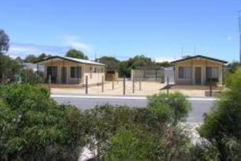 Seabreeze UNIT 1/2 - Great location short walk to beach. Sleeps up to 4
