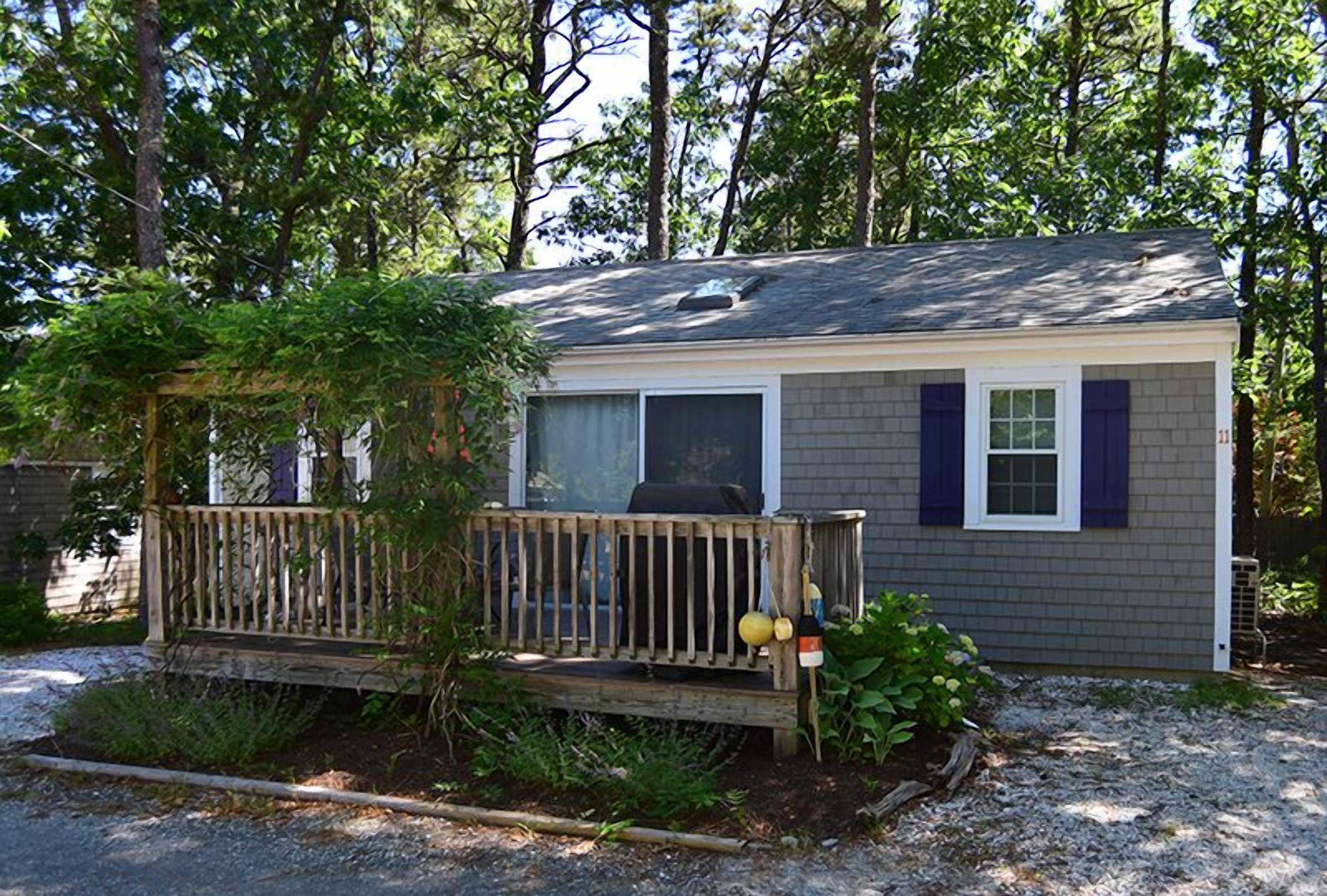 3BD Oceanside Cottage--A/C, Deck, Outdoor Shower & Association Pool