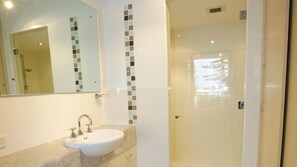 Combined shower/bathtub, jetted bath, hair dryer, towels - Allamanda U2, - Awesome Location - (CALOUNDRA)