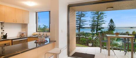 Een vaatwasser, een broodrooster