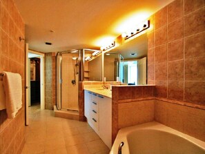 Combined shower/bathtub, hair dryer, towels - Beachfront Luxurious Paradise - LaPerla - Direct Ocean View in Sunny Isles (Sunny Isles)