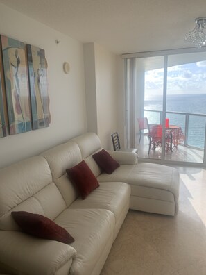 Smart TV, ping pong - Beachfront Luxurious Paradise - LaPerla - Direct Ocean View in Sunny Isles (Sunny Isles)