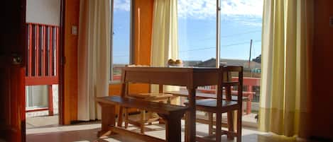 Chalet rustique traditionnel, Plusieurs lits, non-fumeur, vue sur la plage | Repas dans la chambre