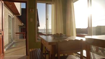 Cabin truyền thống, nhiều giường, không hút thuốc, quang cảnh bãi biển | Khu vực ăn uống tại phòng