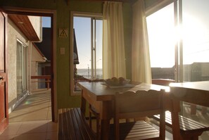 Cabaña tradicional, varias camas, para no fumadores, vista a la playa | Servicio a la habitación