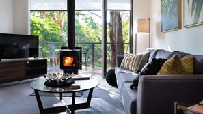 Smart TV, fireplace, Netflix, streaming services