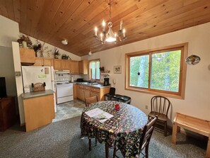 Fridge, microwave, oven, stovetop - Stolen Oaks - Cottage with All-seasons Porch, located near the Airport! (La Pointe)