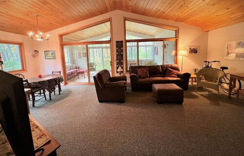 Stolen Oaks - Cottage with All-seasons Porch, located near the Airport!