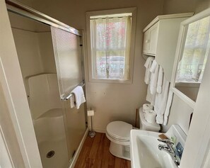 Bathtub, towels - Stolen Oaks - Cottage with All-seasons Porch, located near the Airport! (La Pointe)