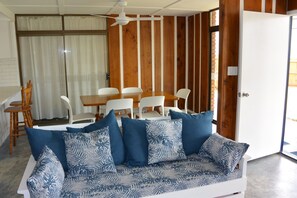 Smart-TV, DVD-spiller, bøker og stereoanlegg