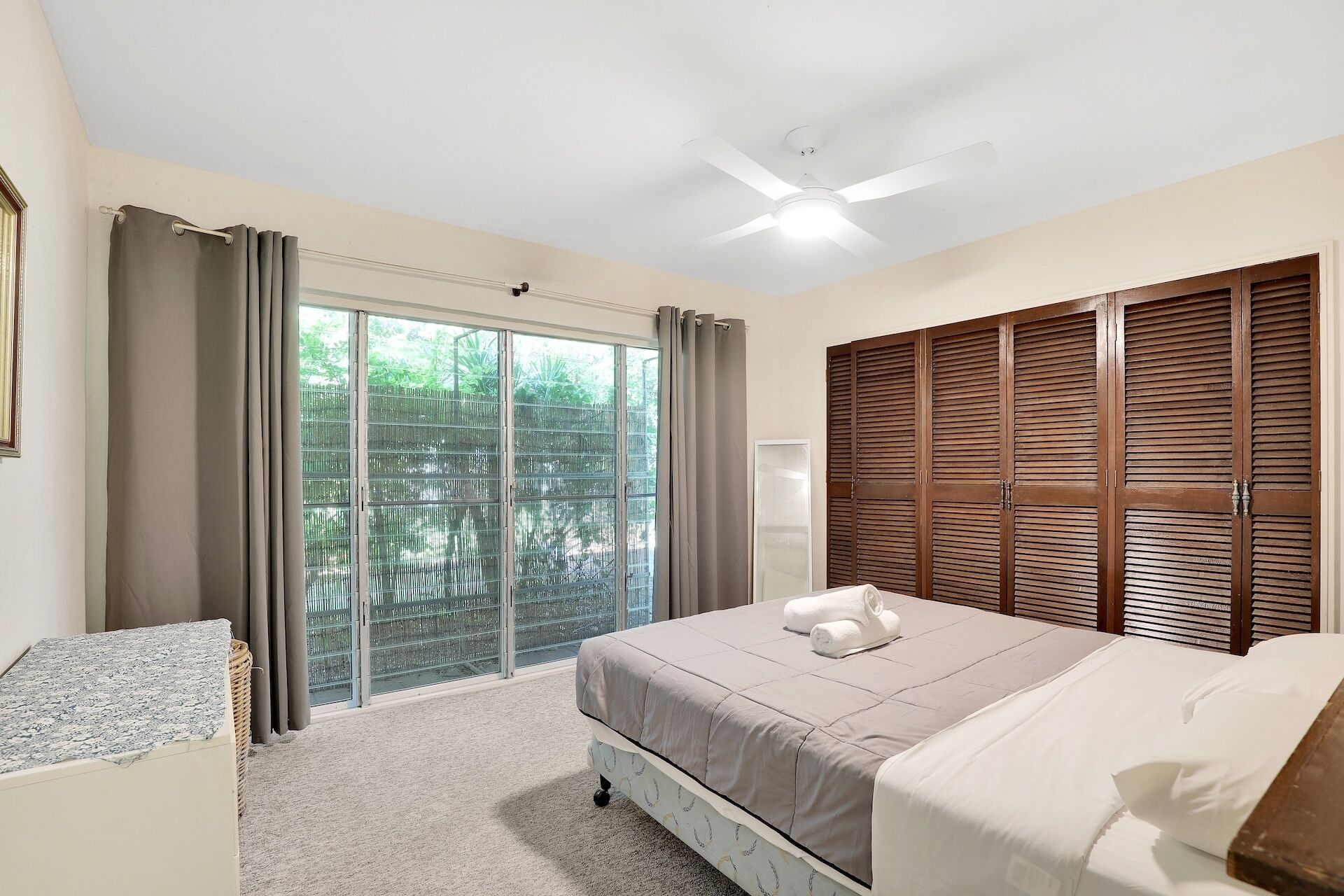 2 bedrooms, bed sheets