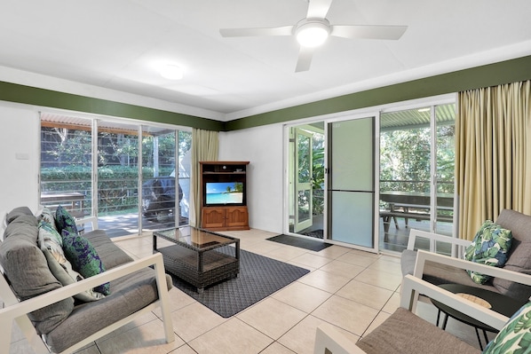 TV - Two bedroom unit in central location and only minutes walk to Deadmans... (Point Lookout)