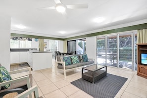 TV - Two bedroom unit in central location and only minutes walk to Deadmans... (Point Lookout)
