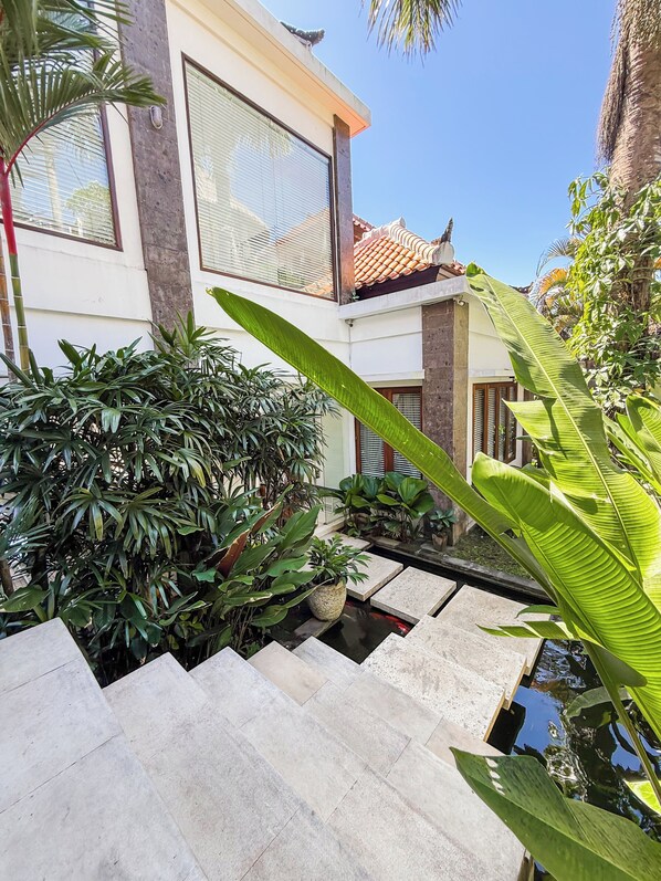 Una casa moderna con una escalera de piedra que conduce a un tejado de tejas.