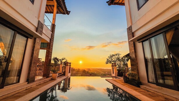 A modern hotel with a pool reflecting the sunset. - Villa Amanie - Modern Balinese Luxury with Spectacular Views (Balangan)