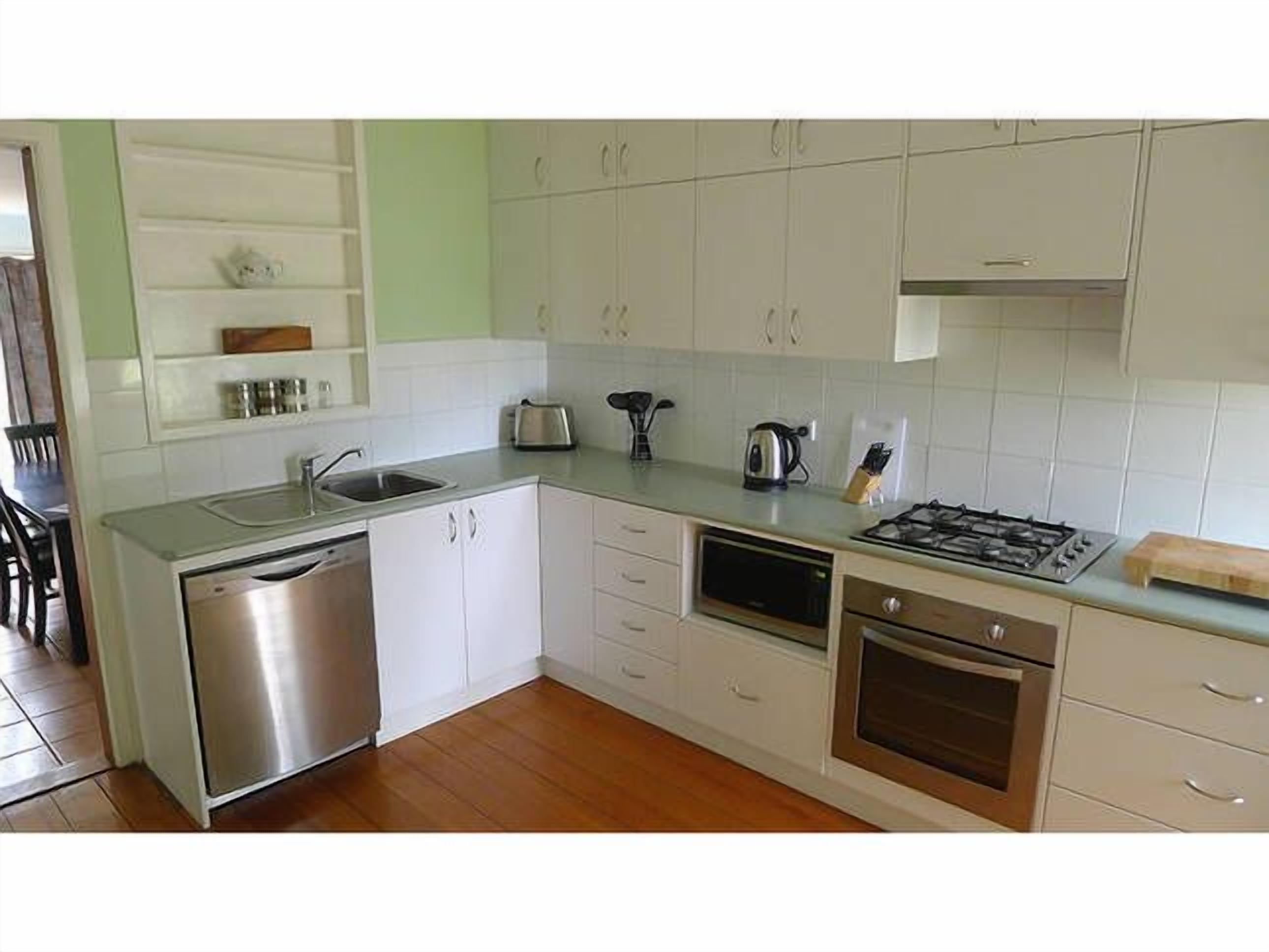 BEACH POINT COTTAGE, Pet Friendly, Walk to the Beach and Free WIFI