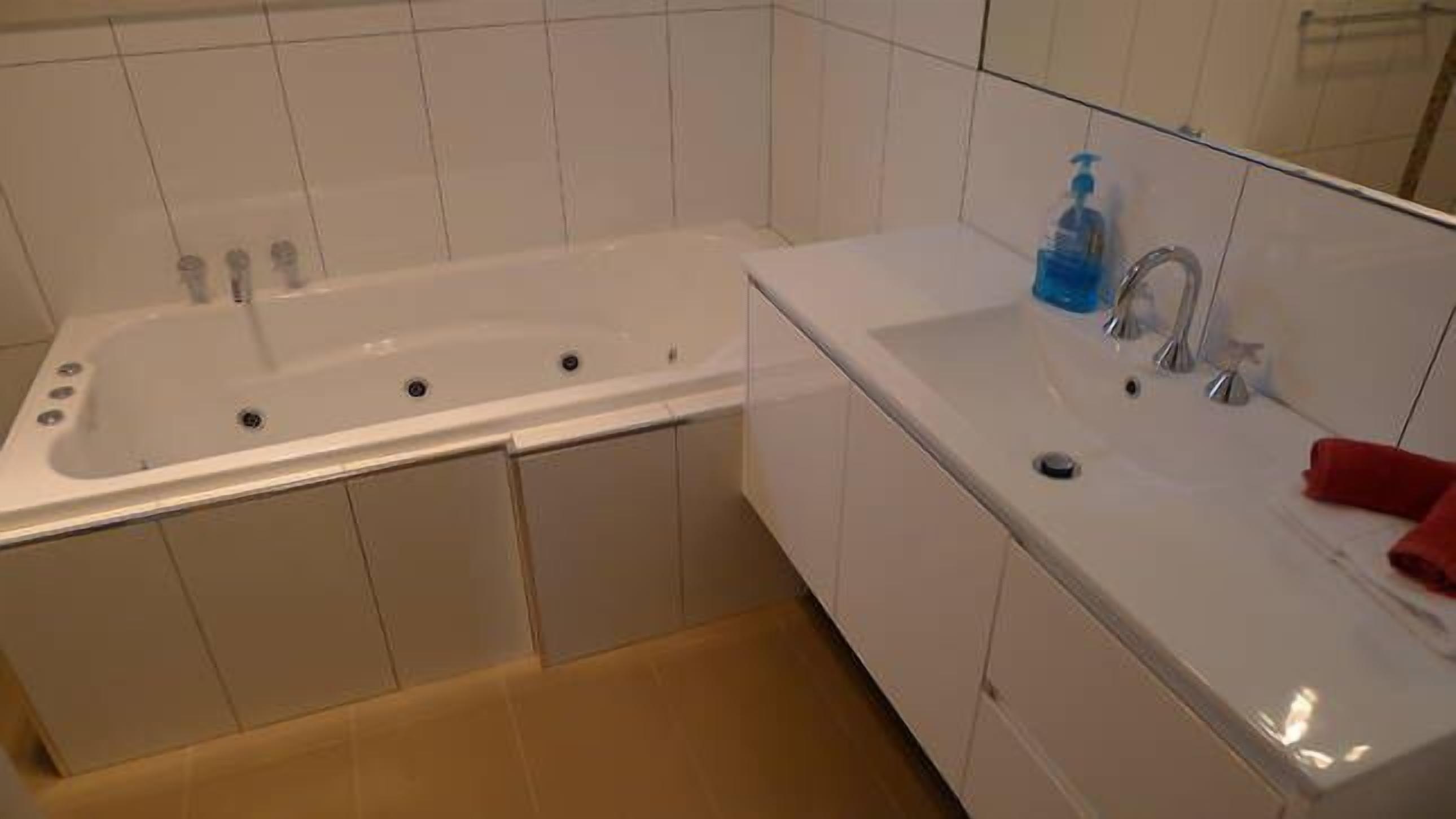 BEACH POINT COTTAGE, Pet Friendly, Walk to the Beach and Free WIFI