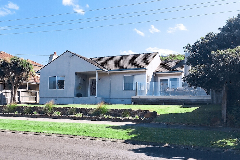 BEACH POINT COTTAGE, Pet Friendly, Walk to the Beach and Free WIFI