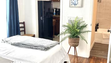 1 dormitorio, tabla de planchar con plancha, wifi y ropa de cama