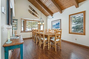 Dining - 4-Bedroom + Loft - Walking Distance to Vail Bike Path - Private Hot Tub - Near Bus Stop (Vail)
