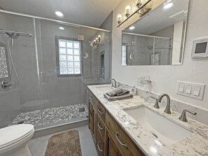 Combined shower/tub, heated floors, towels