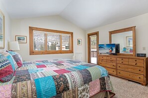 4 bedrooms, free WiFi, bed sheets - 4-Bedroom + Loft - Walking Distance to Vail Bike Path - Private Hot Tub - Near Bus Stop (Vail)