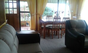 TV, DVD player, books - Cozy Cabins in a Patagonian Farm (Coyhaique)