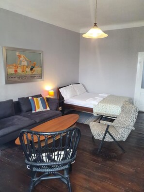 2 عدّة غرف نوم وخزنة داخل الغرفة ومكتب ومكواة/لوح كي