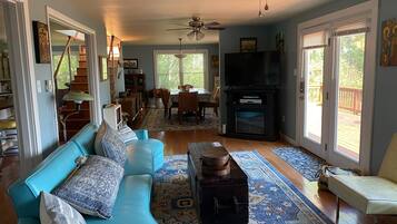 Una Smart TV, una chimenea, un reproductor de DVD, libros