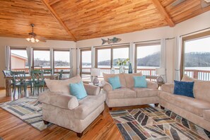 Smart TV - Private Dock, Hot Tub, SUMMER STUDIO SPACE: The Octagon House (Roach)