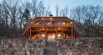 Rauhallinen vesi, valtava yksityinen laituri, näköalat: Octagon-talo