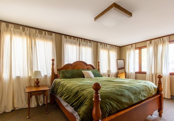 6 bedrooms, desk, iron/ironing board, travel crib