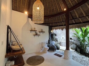 Dusche, Haartrockner, Handtücher, Shampoo