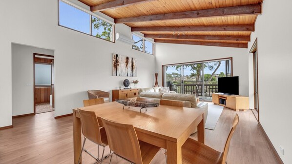 TV - Coolabah Court - Merimbula (Merimbula)