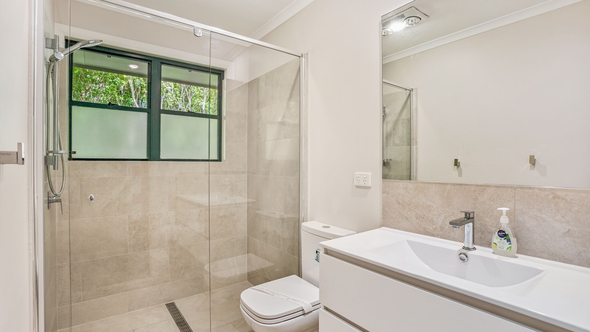 7 Belle Court - Rainbow Shores. Huge Beach House! Pets Welcome. Property not fenced. Ducted aircon — image 12