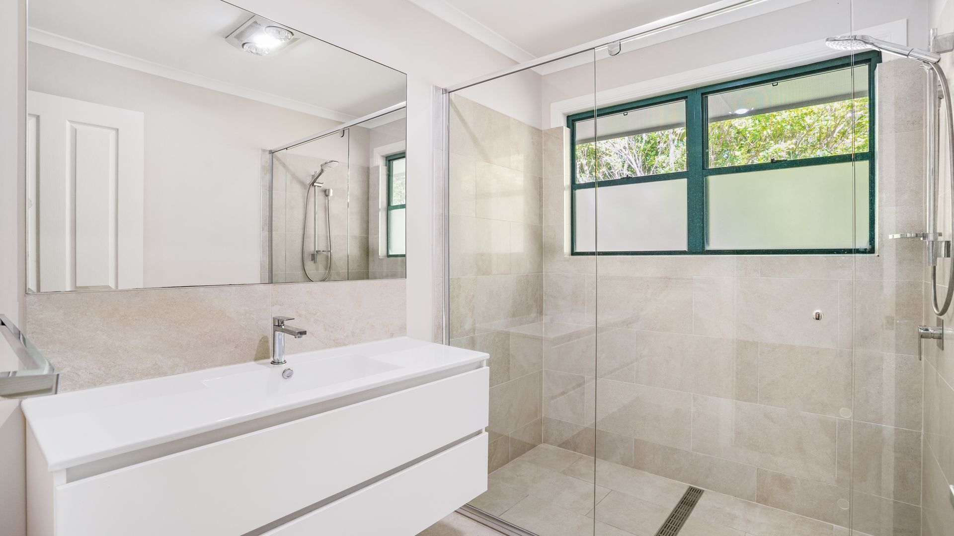 7 Belle Court - Rainbow Shores. Huge Beach House! Pets Welcome. Property not fenced. Ducted aircon — image 16