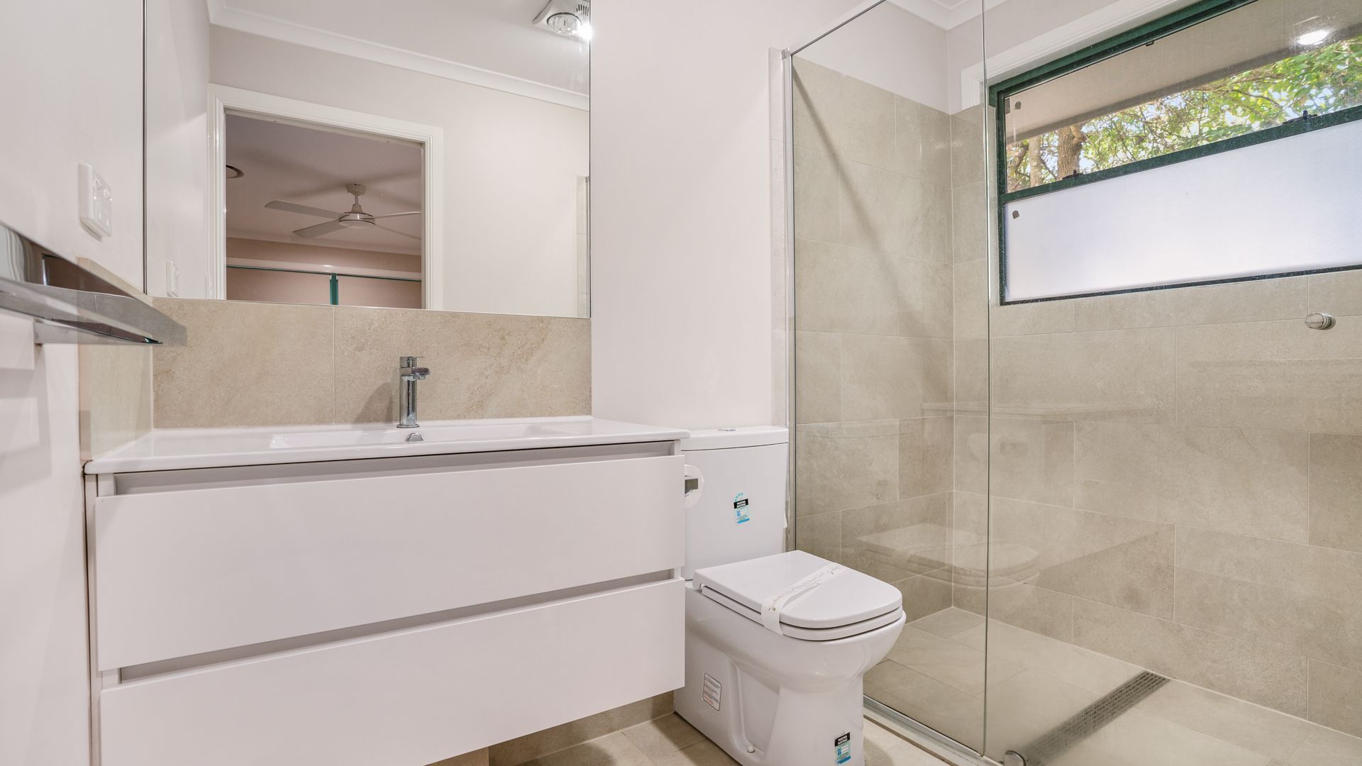 7 Belle Court - Rainbow Shores. Huge Beach House! Pets Welcome. Property not fenced. Ducted aircon — image 14