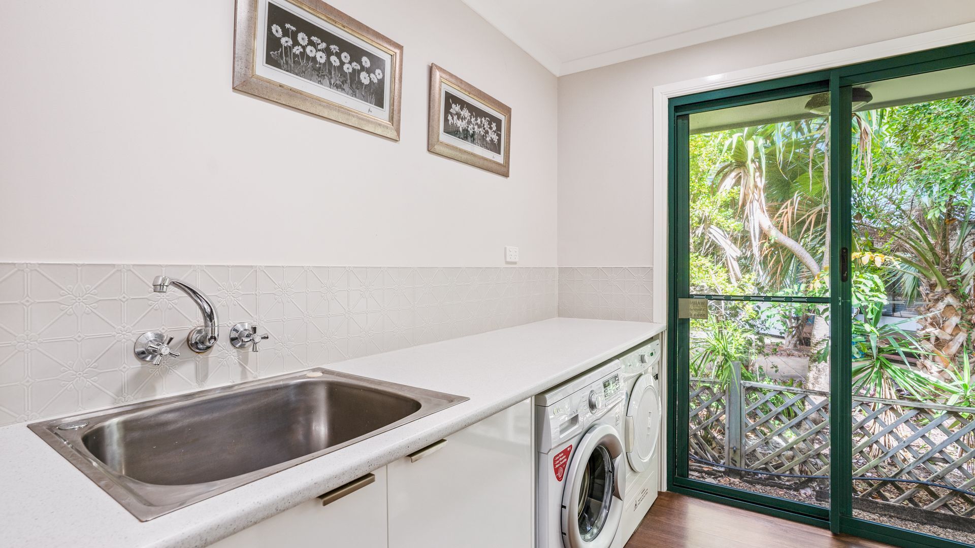 7 Belle Court - Rainbow Shores. Huge Beach House! Pets Welcome. Property not fenced. Ducted aircon — image 17