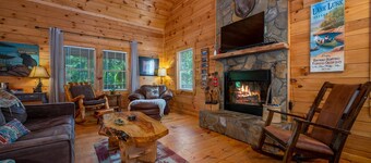 Large,PRIVATE Mtn log home HOTTUB-Lake/Beach/river/canoes/pet. FREE nite w/3 Feb