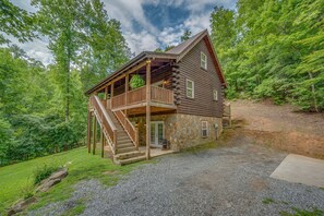 Exterior - Large,PRIVATE Mtn log home HOTTUB with Lake/BEACH/river/waterfall/ canoes/pet.  (Lake Lure)