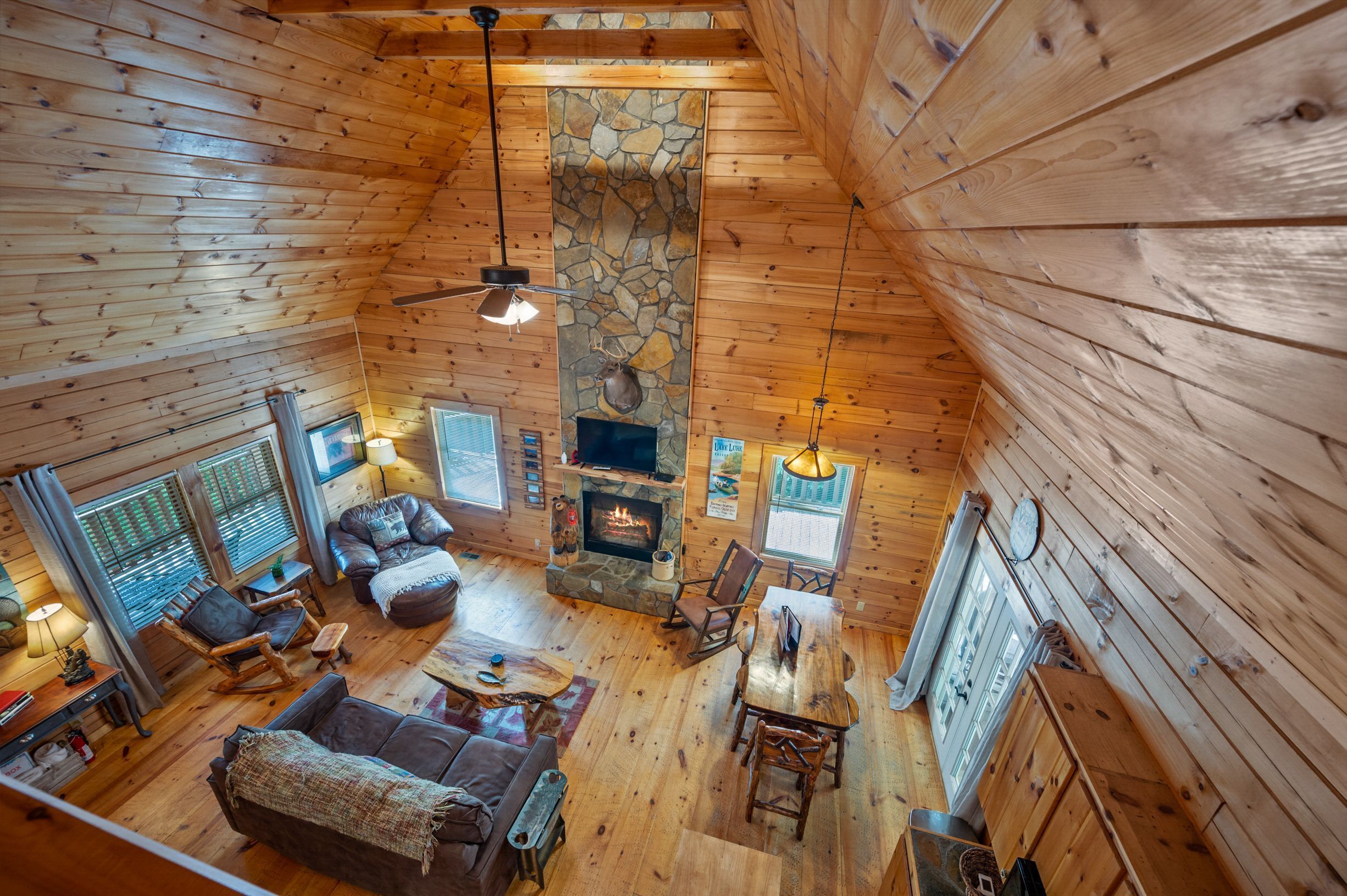 FREE nite w/3  Nov-Big-3story Log Home,HOT TUB,Prvate/Lake/Beach/River/waterfall