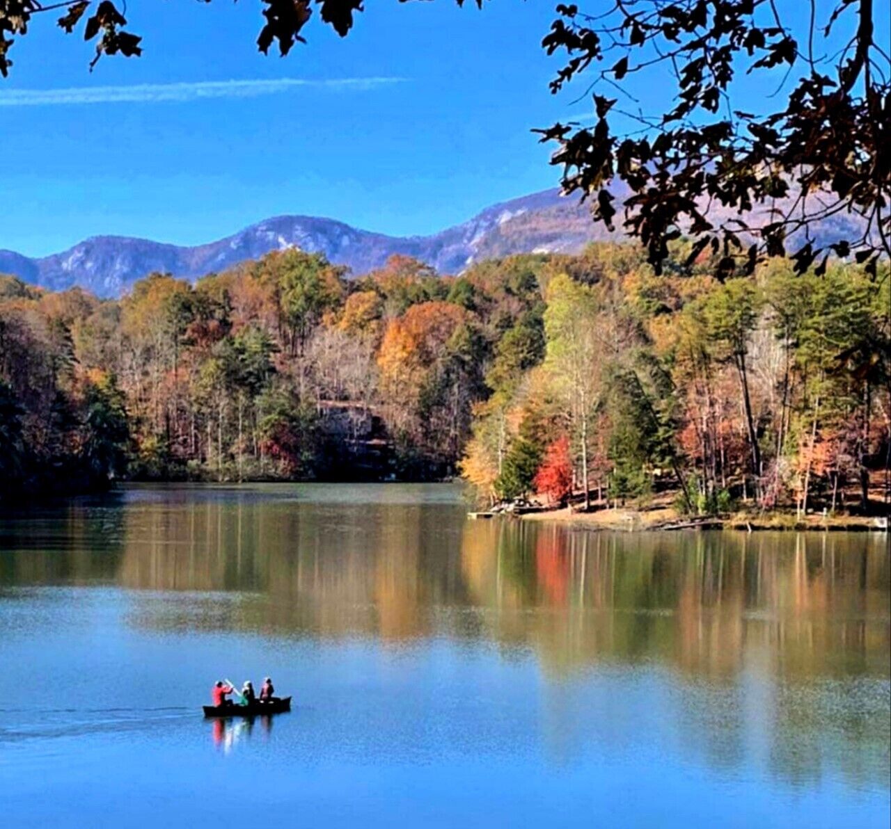 FREE nite w/3  Nov-Big-3story Log Home,HOT TUB,Prvate/Lake/Beach/River/waterfall