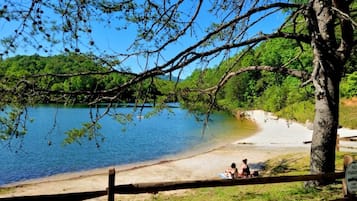 Perto da praia, espreguiçadeiras, toalhas de praia