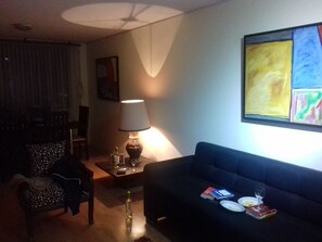 Smart TV, books - SEGURO, ACOGEDOR Y CÁLIDO - SU HOGAR EN QUITO (Quito)