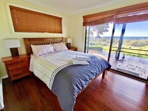5 bedrooms, desk, iron/ironing board, free WiFi - Kiama's Secret Ocean-view Cottage  (Kiama)